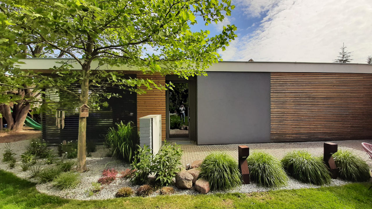 Gartenbüro mit Holzfassade, Corten-Leuchten