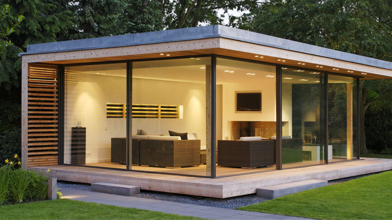 Gartenbüro mit großen Glasfenstern