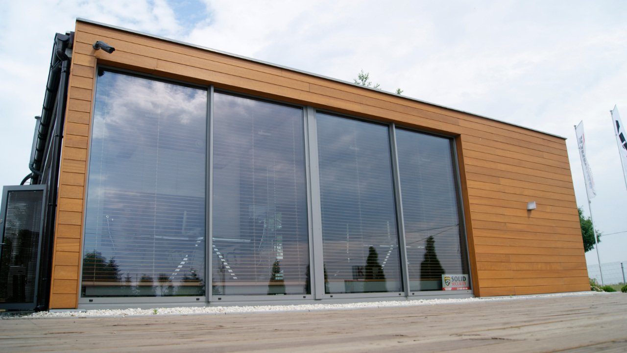 Büro-Raummodul, Kominki Kozłowski 164m2, Holzfassaden