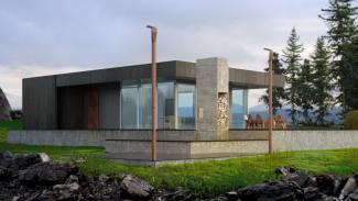Shou Sugoi Ban 70 m2, Blick auf die Terrasse und die Corten-Fassade